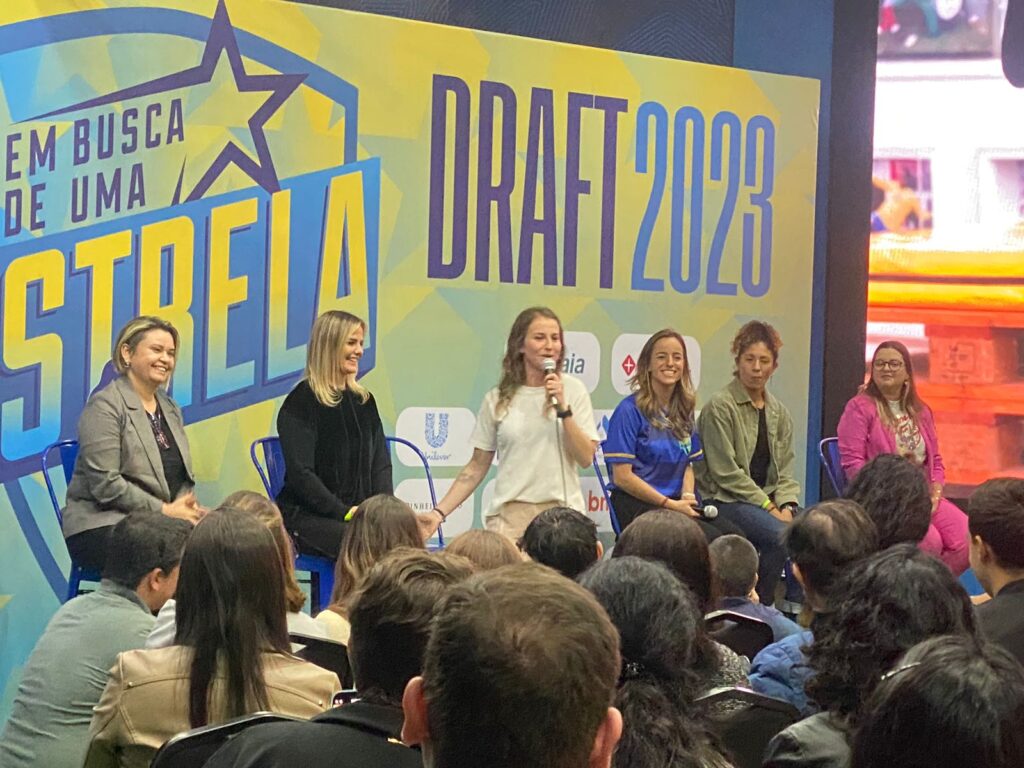 Em Busca de Uma Estrela. No palco mulheres influentes no futebol, como a atacante Cristiane e a comentarista Milene Domingues. Foto: Divulgação