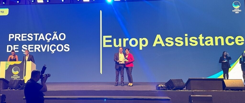 Prêmio Conarec conquistado pela Europ Assistance Brasil. Marcia Lourenço, diretora da EA recebe o prêmio Conarec. Foto: Divulgação