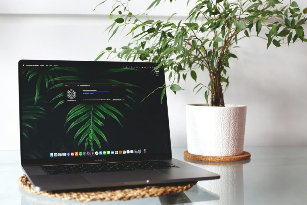 Vagas Remotas na Alper black laptop computer on brown wooden table